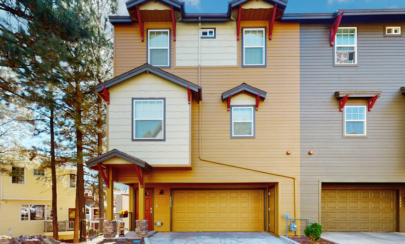 Modern Townhome with high-speed WiFi, W/D, deck, full kitchen, & great location