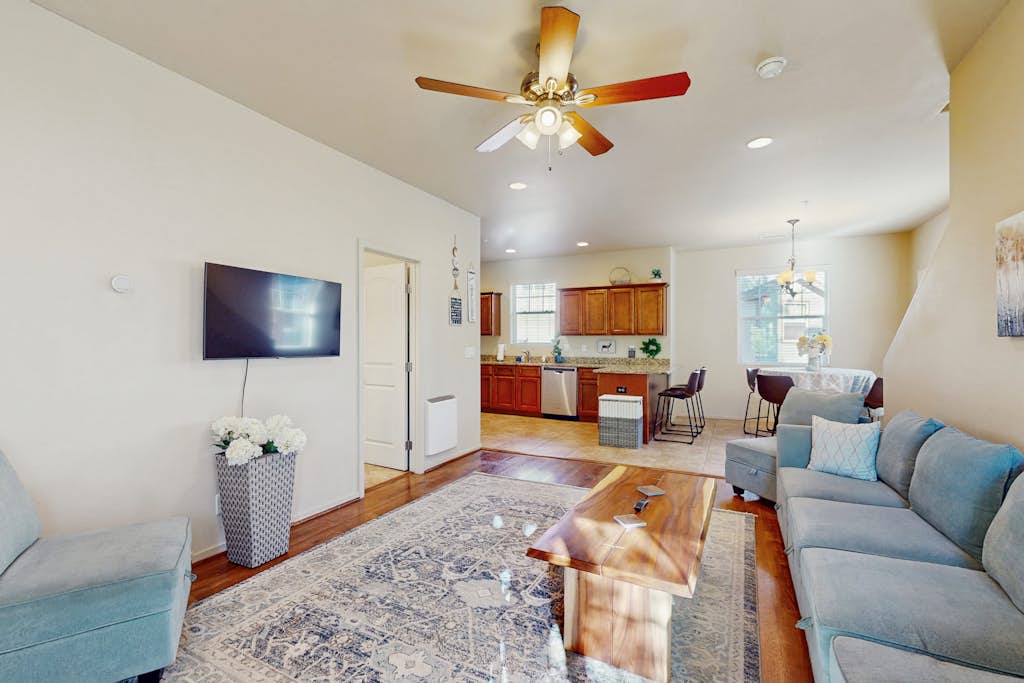 Modern Townhome with high-speed WiFi, W/D, deck, full kitchen, & great location