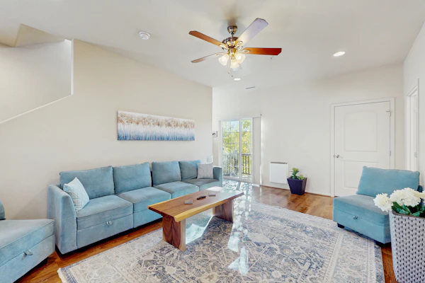 Modern Townhome with high-speed WiFi, W/D, deck, full kitchen, & great location