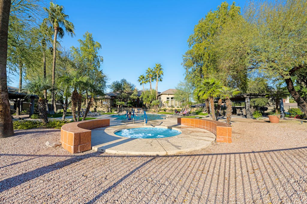 Pristine condo with a putting green, two pools, hot tub, & fitness room