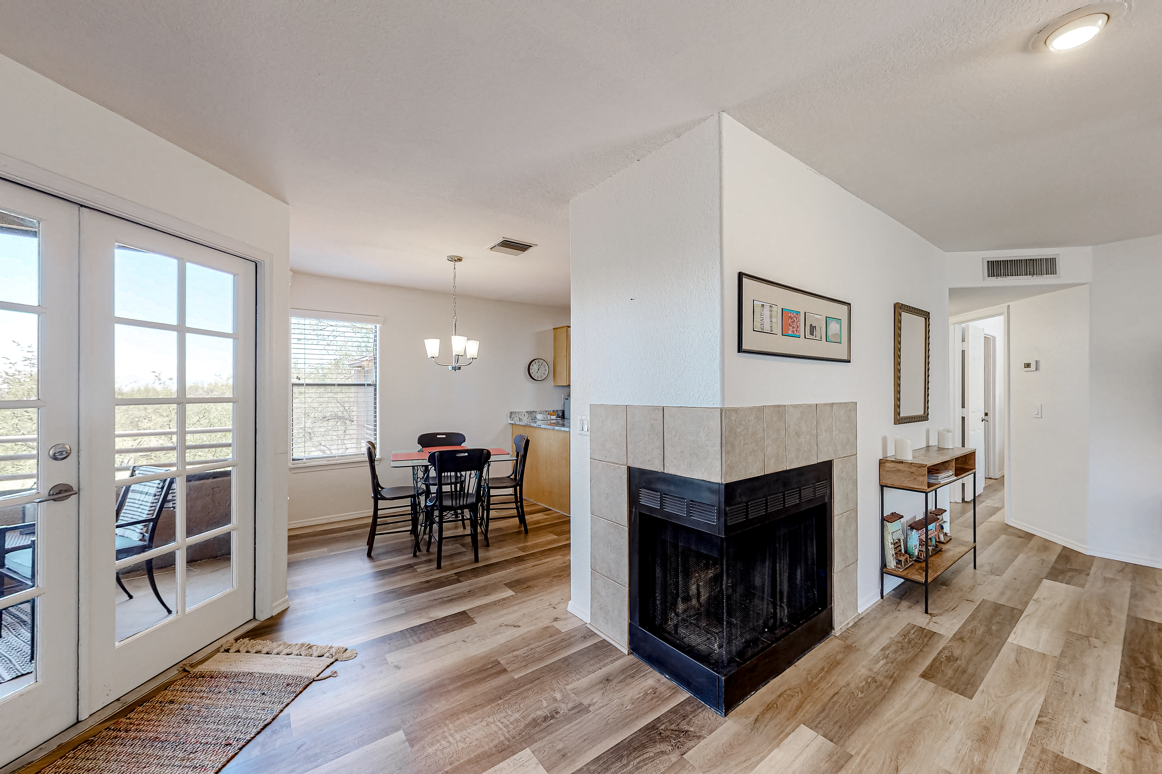 Sunlit condo with central AC, W/D, pools, hot tubs & fitness area