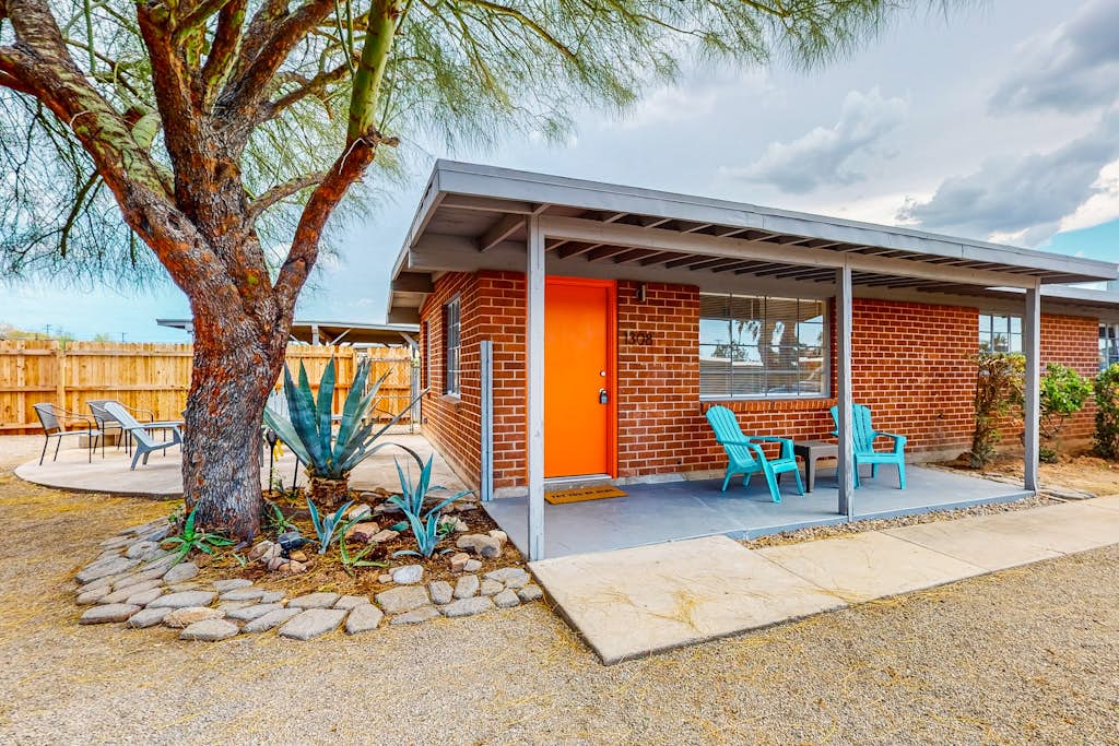 Modern Dog-Friendly SW Retreat w/ Covered Parking & Pastries Delivered To You!!!