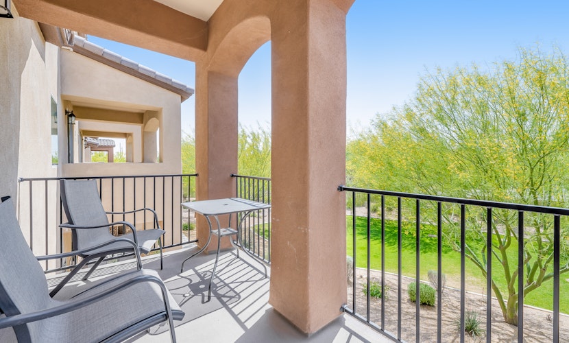 Spacious townhouse with fast WiFi, central AC, washer/dryer, pool, & hot tub