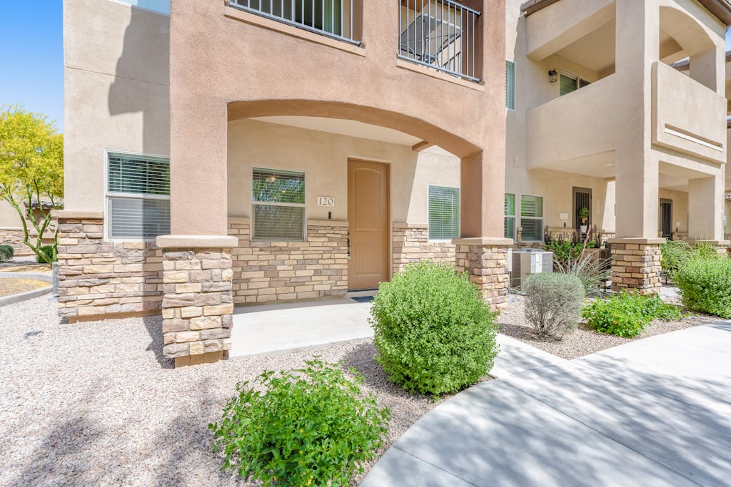 Spacious townhouse with fast WiFi, central AC, washer/dryer, pool, & hot tub