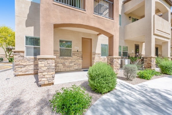 Spacious townhouse with fast WiFi, central AC, washer/dryer, pool, & hot tub