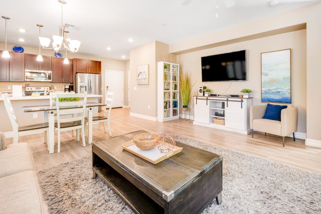 Spacious townhouse with fast WiFi, central AC, washer/dryer, pool, & hot tub