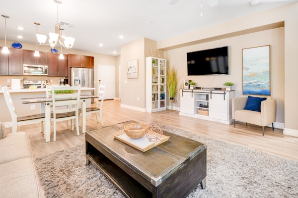 Spacious townhouse with fast WiFi, central AC, washer/dryer, pool, & hot tub