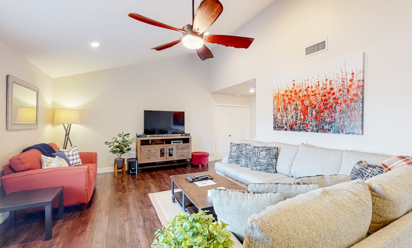 Sunny South Tempe gem with enclosed yard, covered lanai, grill, & washer/dryer