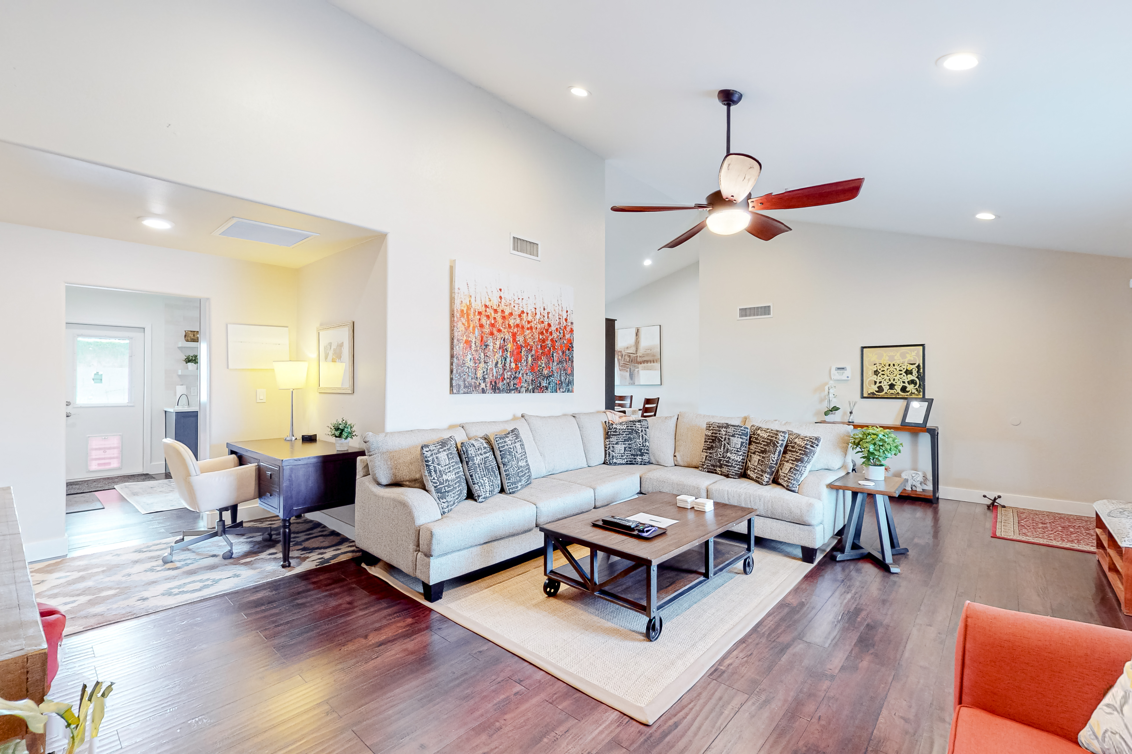 Sunny South Tempe gem with enclosed yard, covered lanai, grill, & washer/dryer