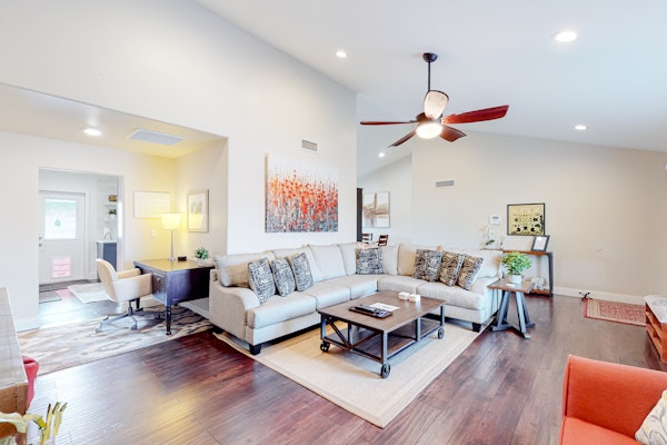 Sunny South Tempe gem with enclosed yard, covered lanai, grill, & washer/dryer