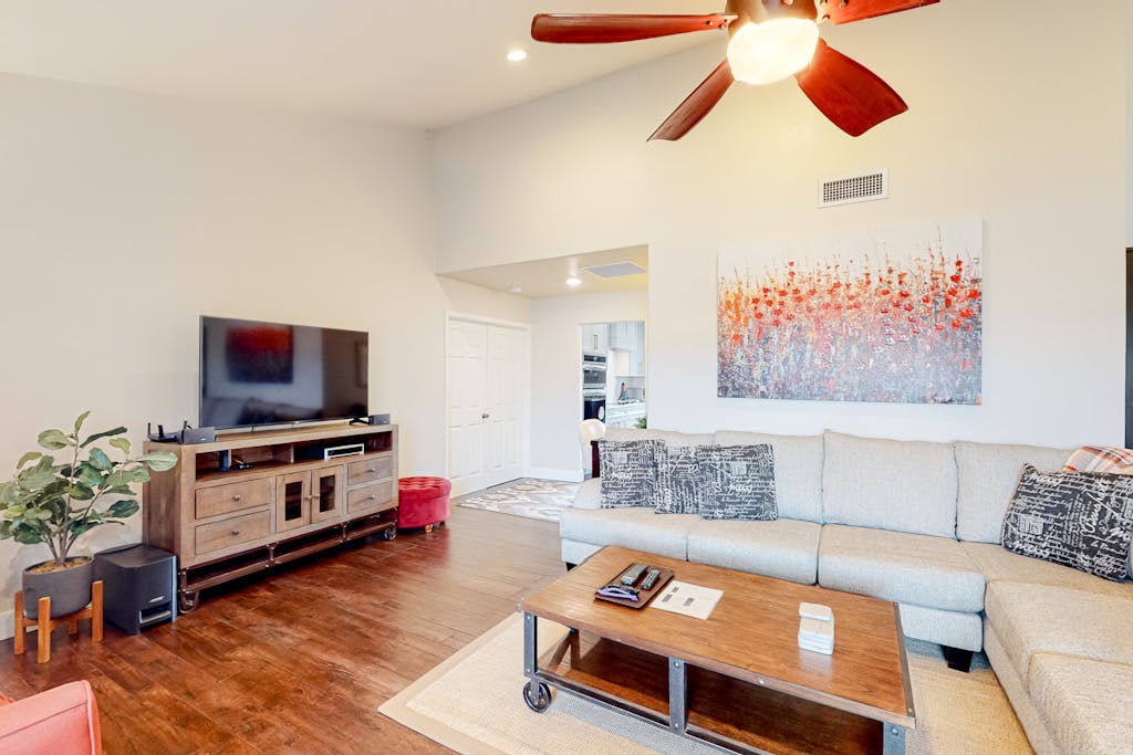 Sunny South Tempe gem with enclosed yard, covered lanai, grill, & washer/dryer