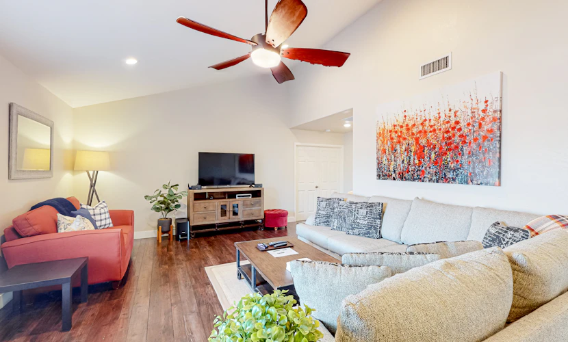 Sunny South Tempe gem with enclosed yard, covered lanai, grill, & washer/dryer
