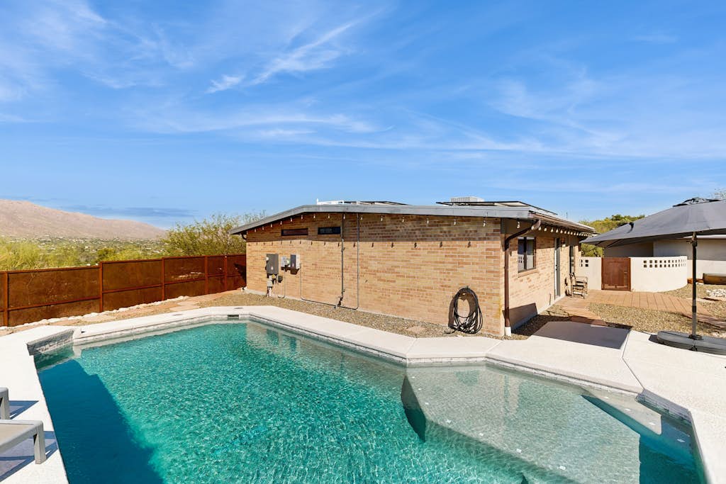 Gorgeous private home w/ private pool & hot tub, large yard & amazing views