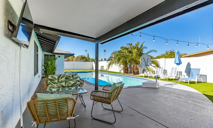 Fun-filled desert oasis with fast WiFi, central AC, private pool & enclosed yard