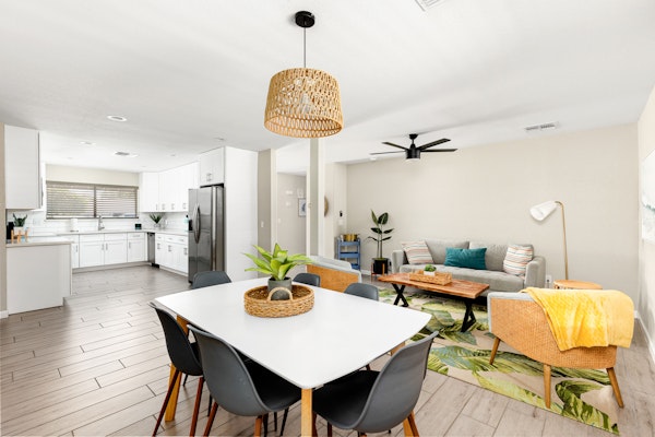 Fun-filled desert oasis with fast WiFi, central AC, private pool & enclosed yard