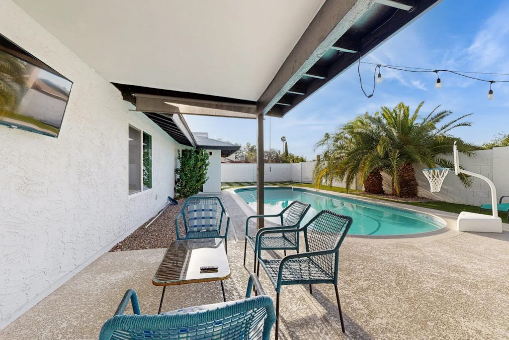 Fun-filled desert oasis with fast WiFi, central AC, private pool & enclosed yard