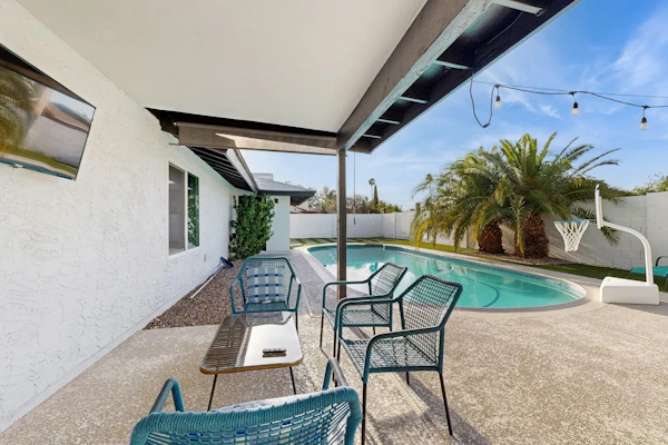 Fun-filled desert oasis with fast WiFi, central AC, private pool & enclosed yard