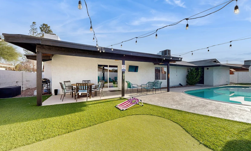 Fun-filled desert oasis with fast WiFi, central AC, private pool & enclosed yard