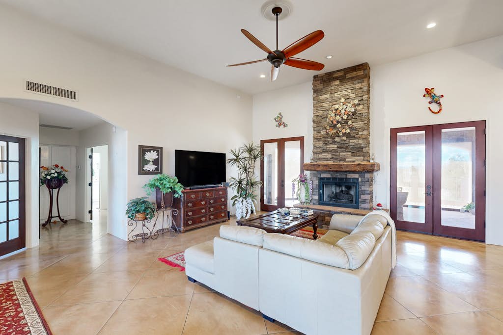 Beautiful mountain view oasis with gourmet kitchen & community pool