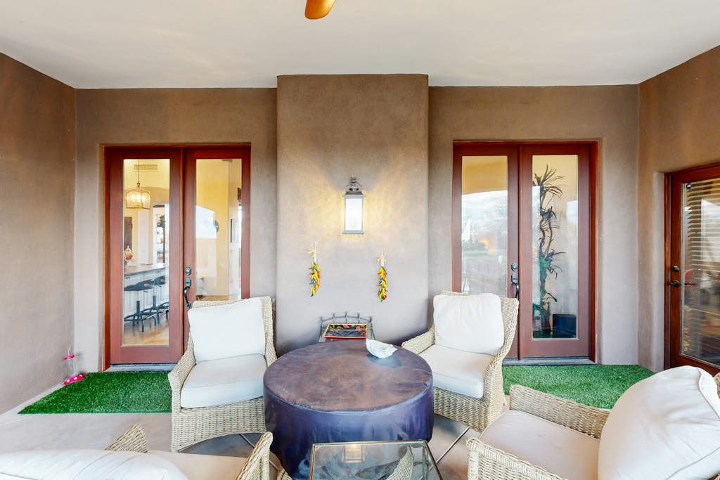 Beautiful mountain view oasis with gourmet kitchen & community pool