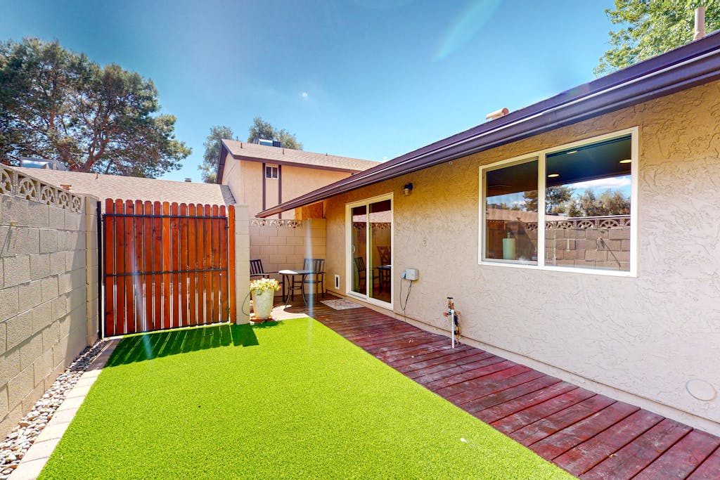 Bellair townhome with golf course views, outdoor entertaining & fireplace