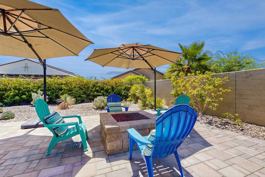 Bright desert oasis  w/hot tub & grill - shared pool & tennis in  55+ community