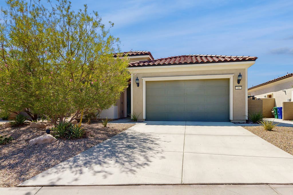 Bright desert oasis  w/hot tub & grill - shared pool & tennis in  55+ community