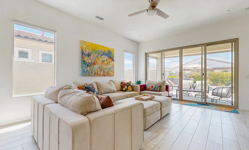 Bright desert oasis w/hot tub & grill - shared pool & tennis in 55+ community