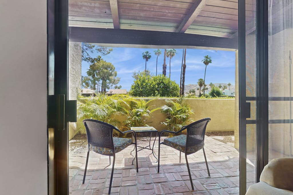 Charming Palm Springs Condo with Breathtaking Views & Resort-Style Comforts.
