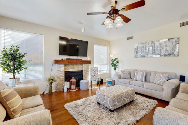 Beautiful home with private pool, W/D, central AC & great locale - dog-friendly