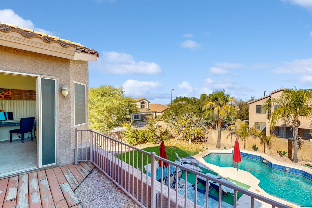 Beautiful home with private pool, W/D, central AC & great locale - dog-friendly