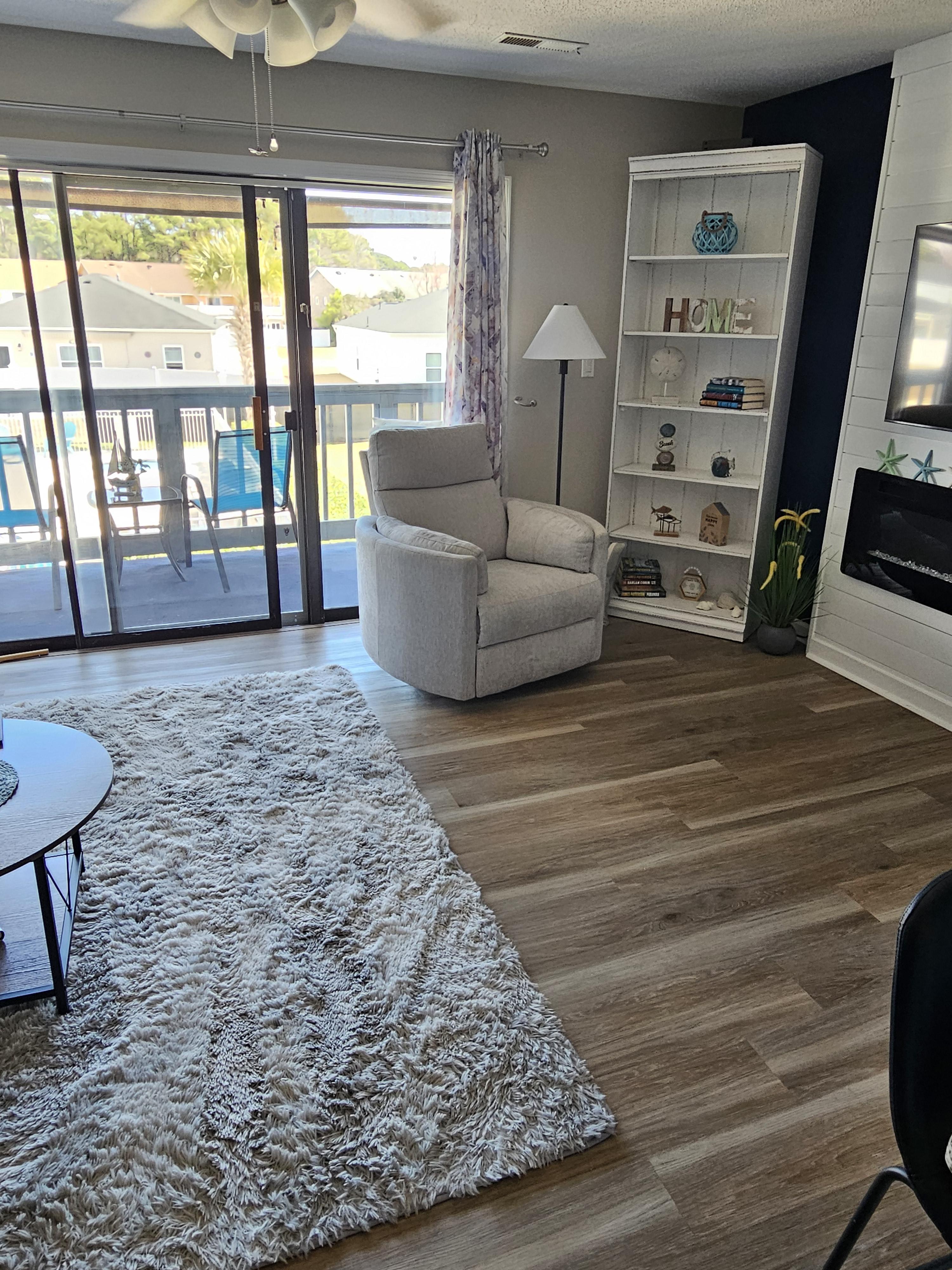 Beautifully Renovated 1 BR Condo with LED Fireplace-2 Miles from the Beach! Golf Colony 17-G