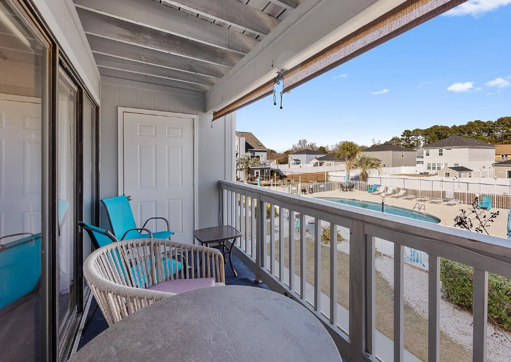 Beautifully Renovated 1 BR Condo with LED Fireplace-2 Miles from the Beach! Golf Colony 17-G