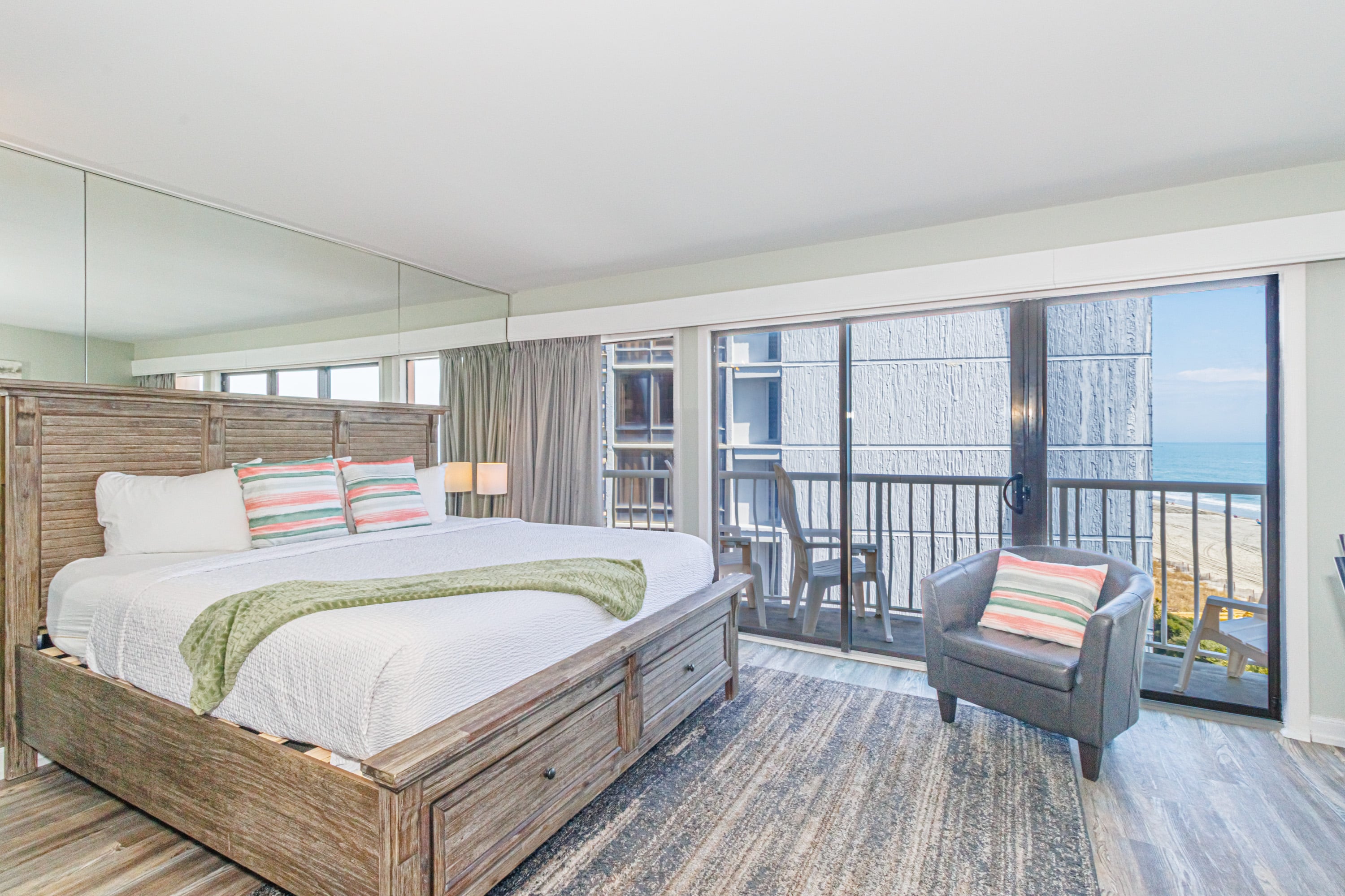 Stunning 2-Room Suite- Huge Balcony-St. Clements 602