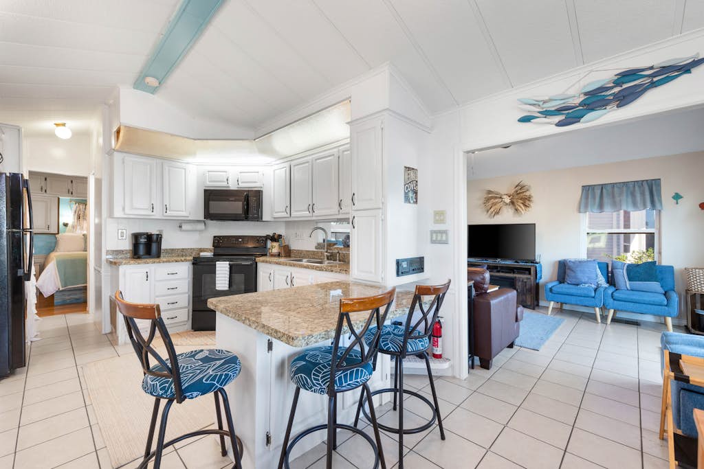 Amazing Amenities! Mermaid Manor- Cozy Waterfront Getaway