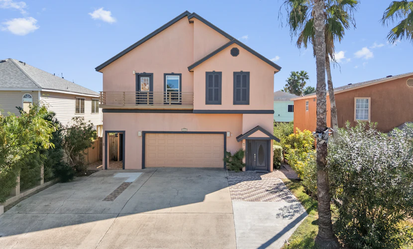 Spacious 5BR home in South Padre Island, perfect for family getaways.