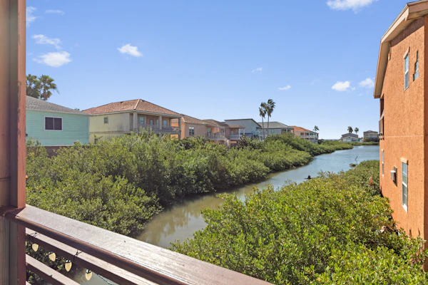Spacious 5BR home in South Padre Island, perfect for family getaways.