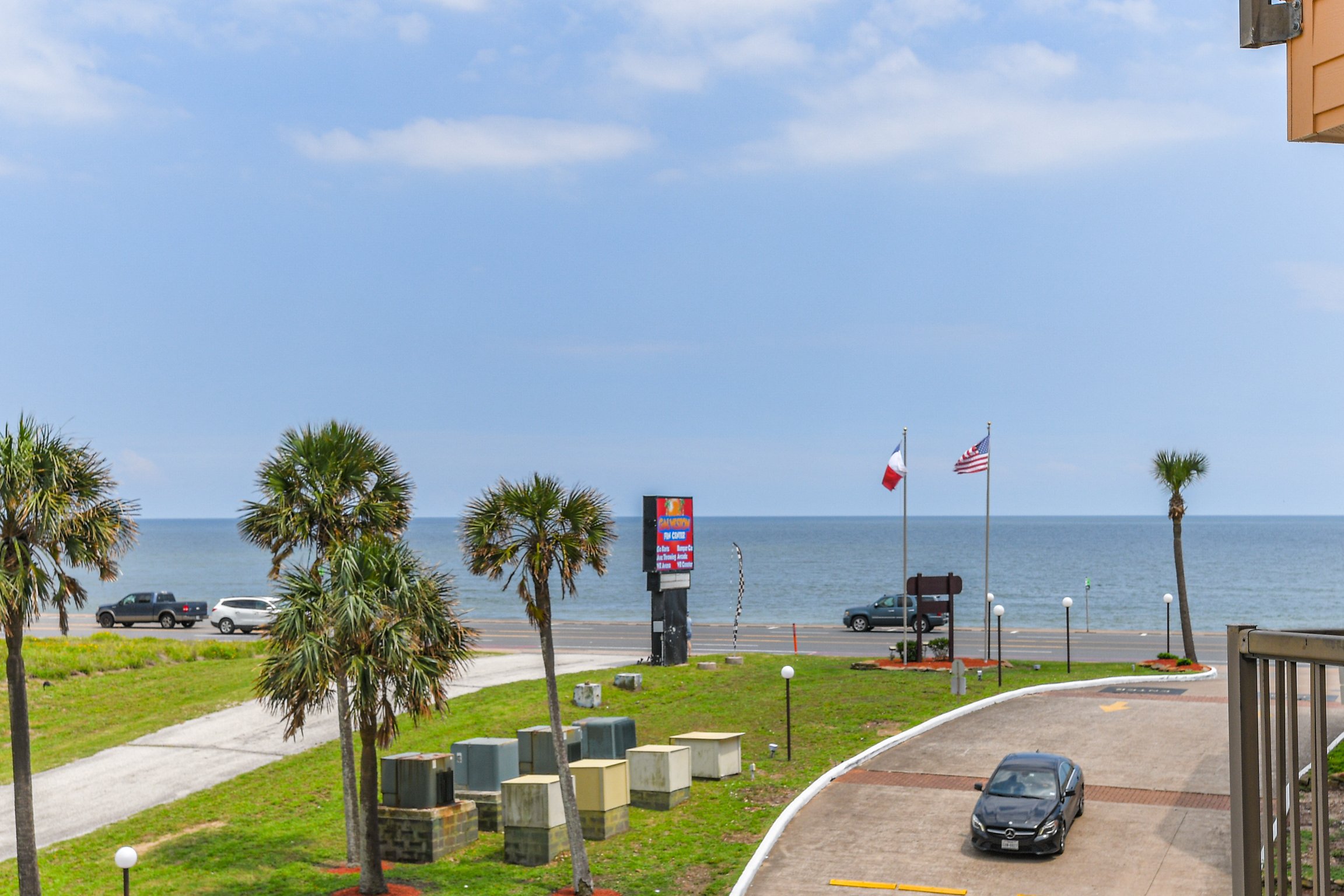 Coastal Therapy! Quick Walk to Beach, Book Now for Ironman!