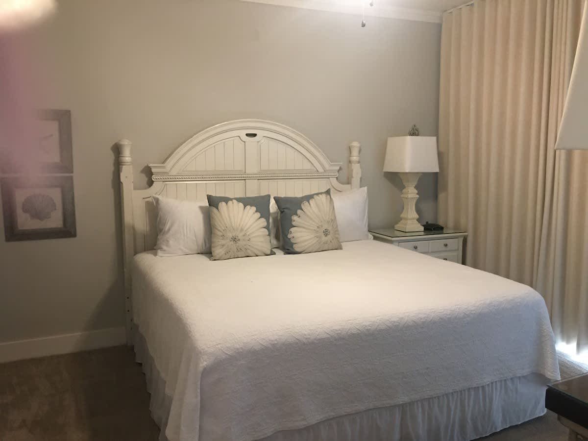 Gulf Front condo with Pools, Beach access and Gym