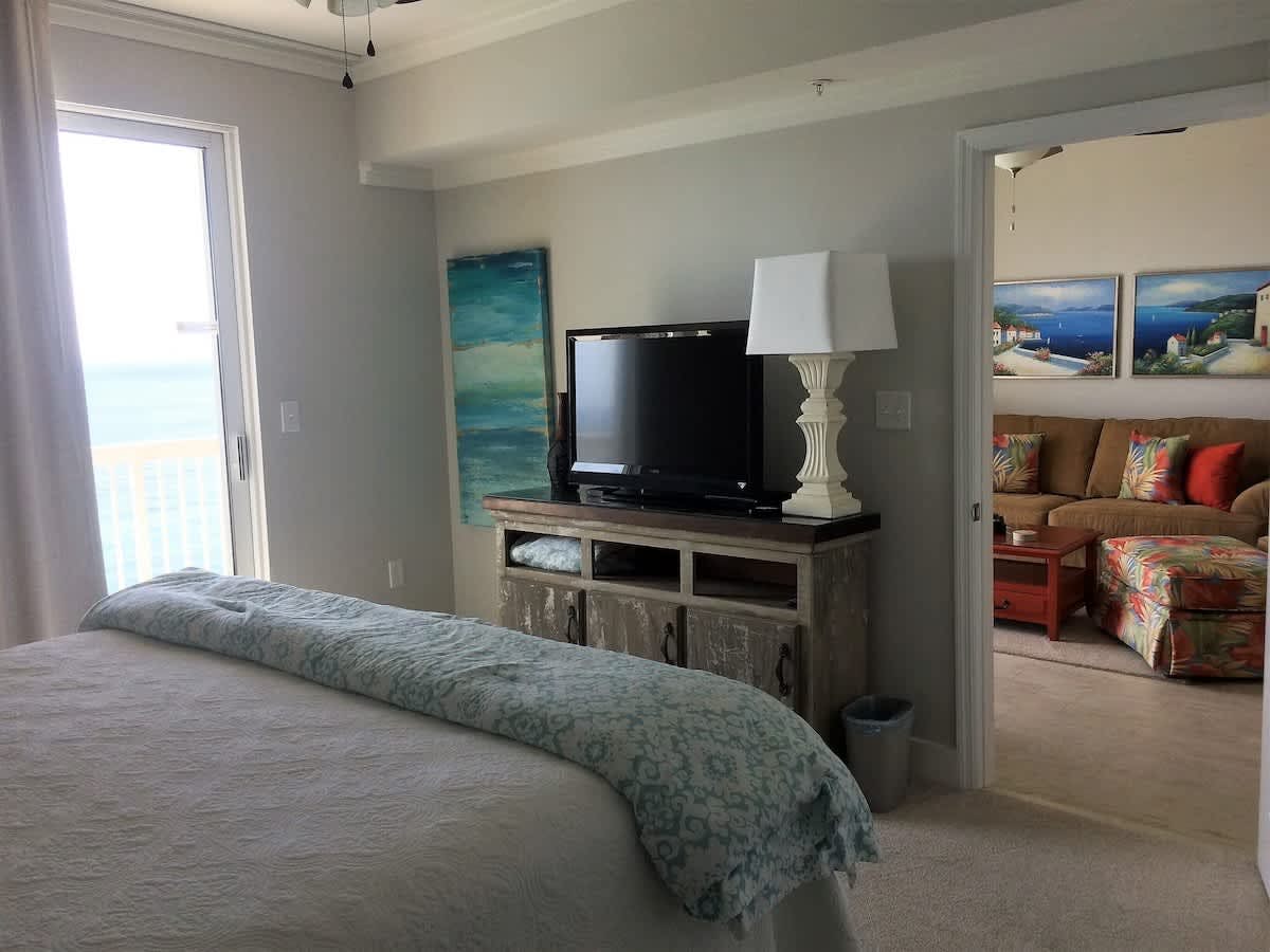 Gulf Front condo with Pools, Beach access and Gym