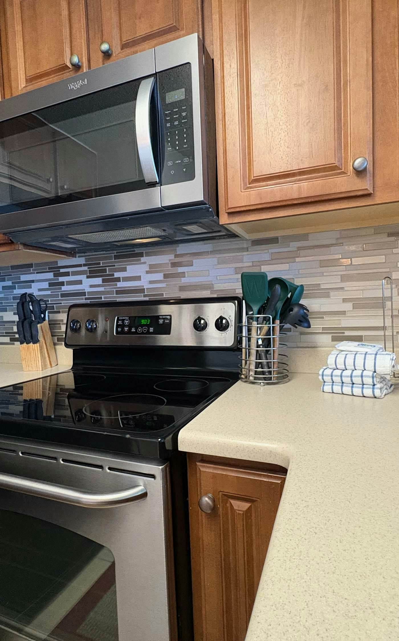 Coastal Beach Front with Pools, Beach access, Gym