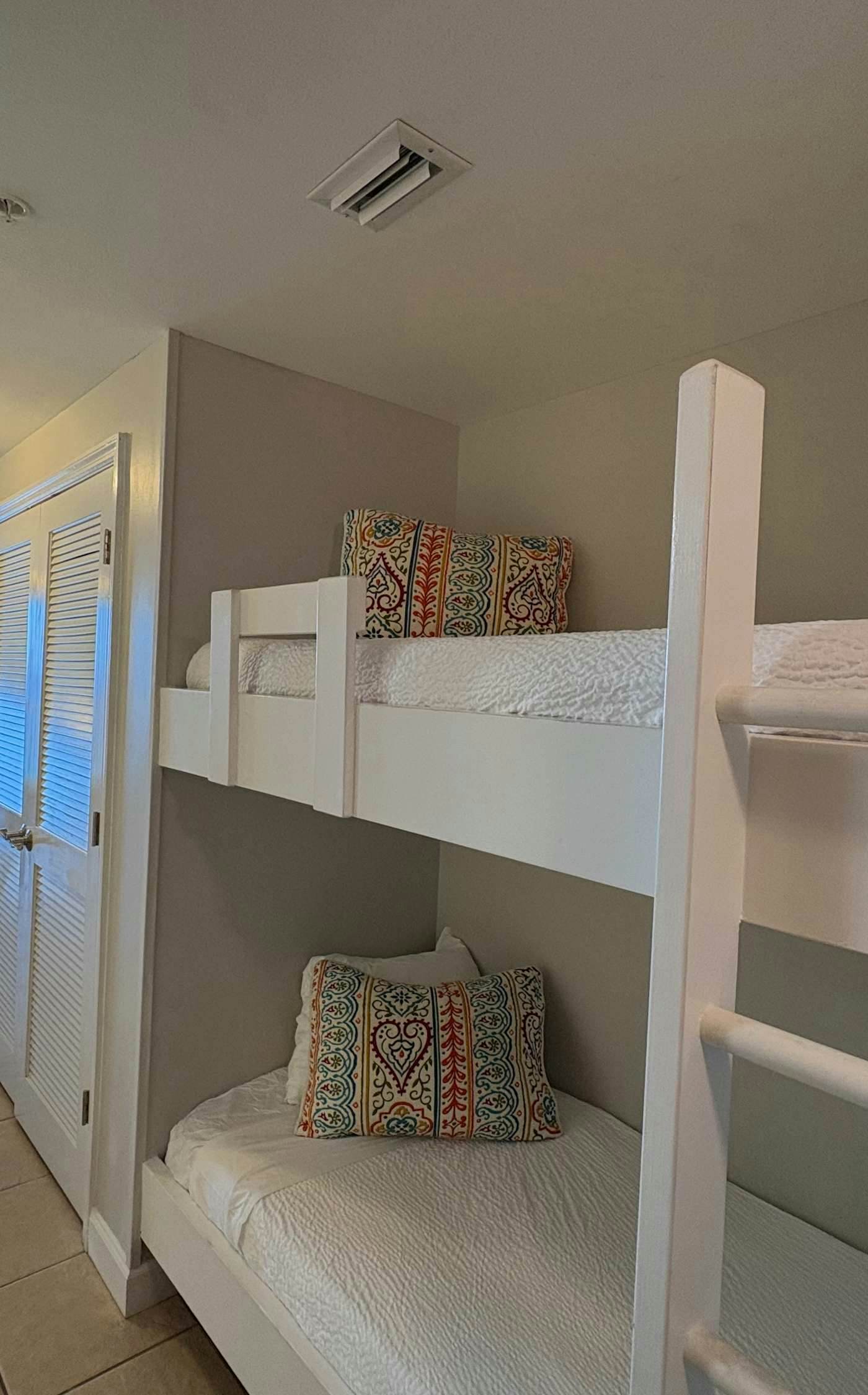 Coastal Beach Front with Pools, Beach access, Gym