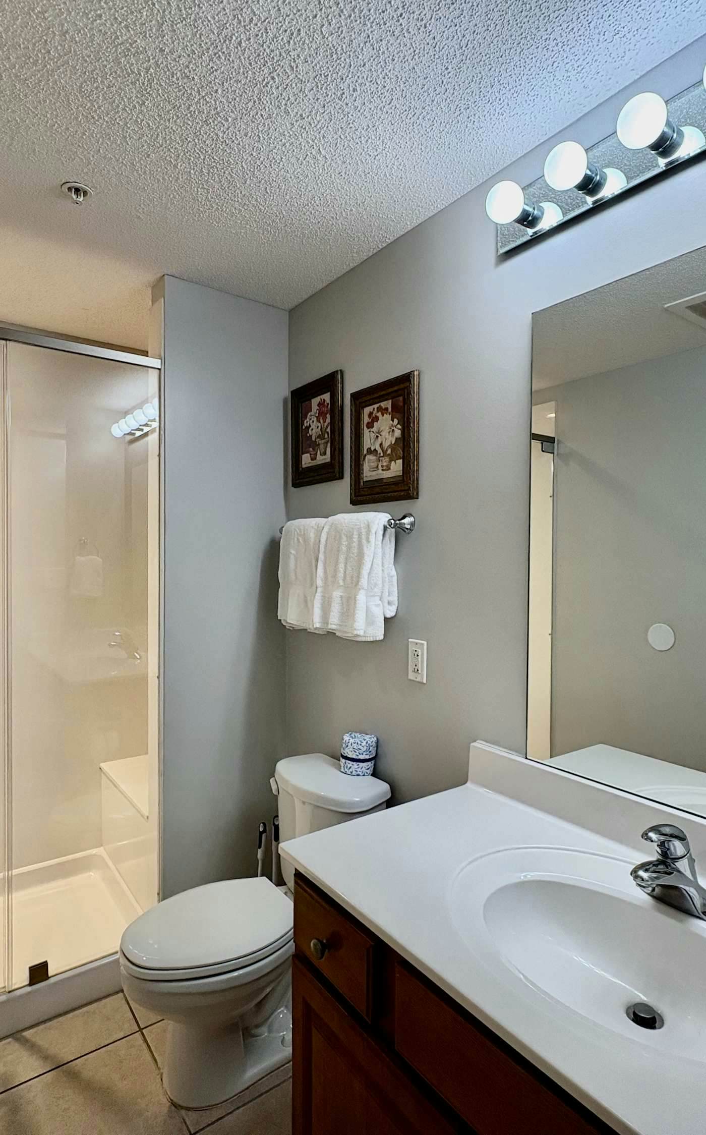 Coastal Beach Front with Pools, Beach access, Gym