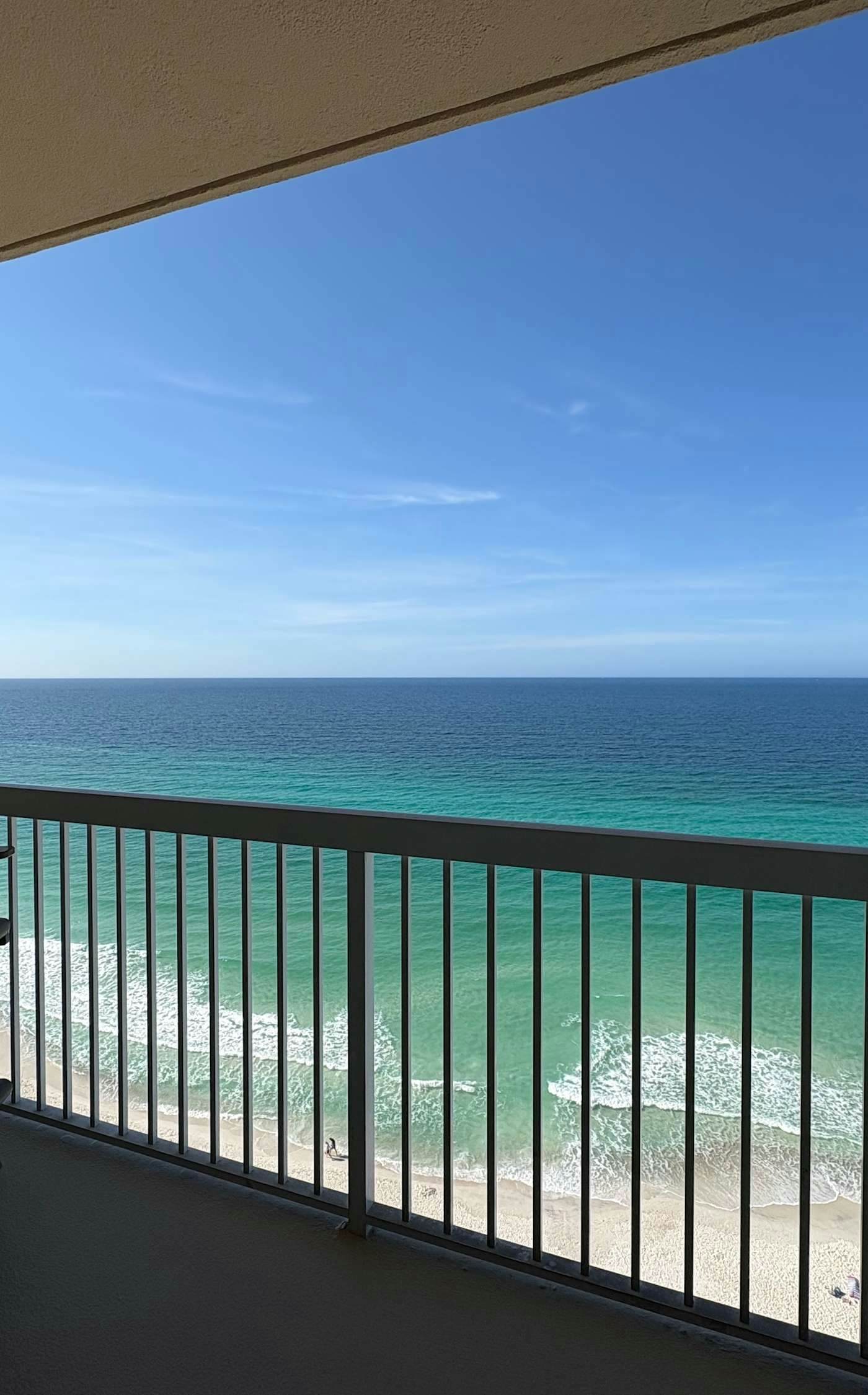 Coastal Beach Front with Pools, Beach access, Gym