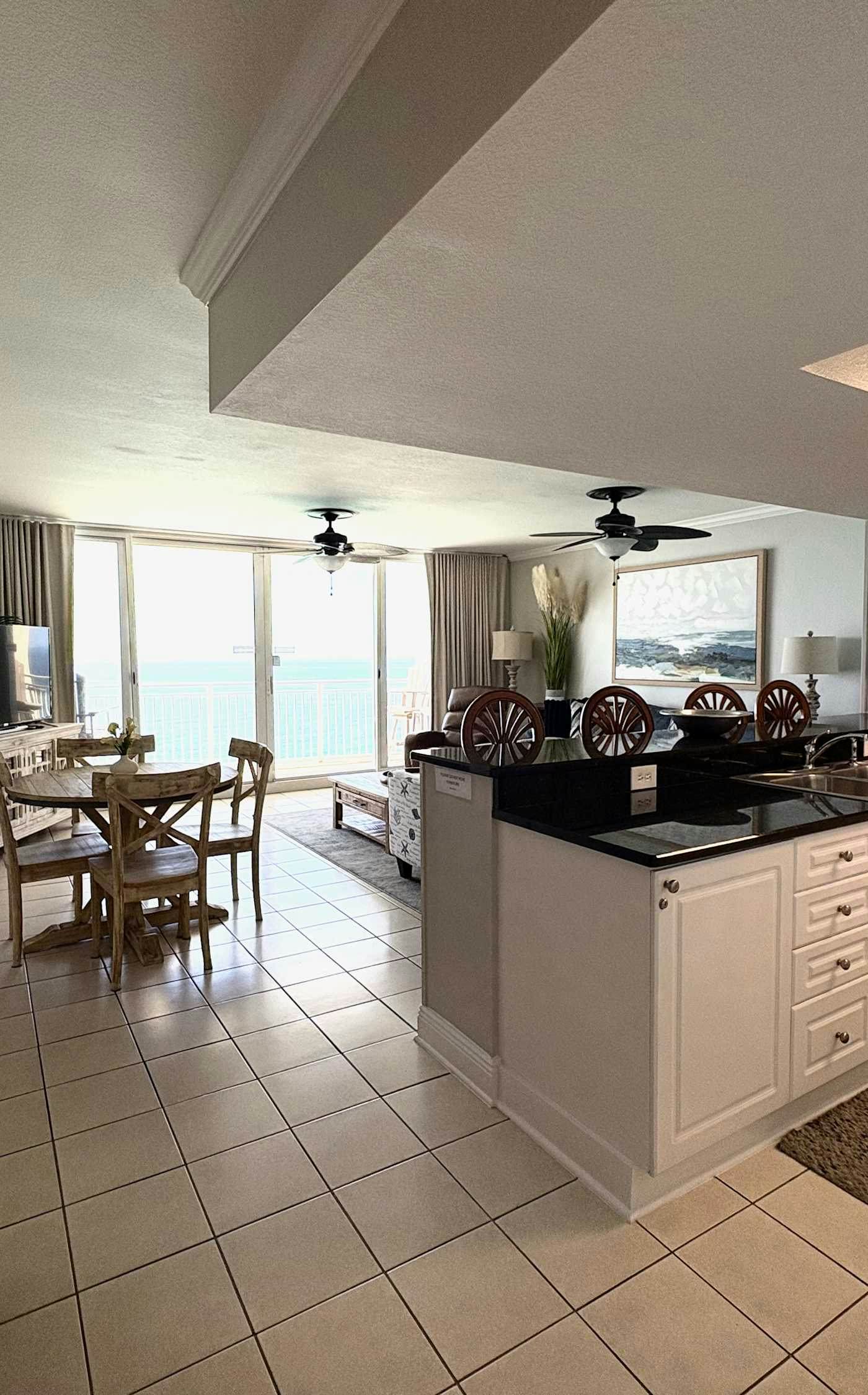 Oceanfront, 23rd floor Condo, Pools, Gym, Wifi