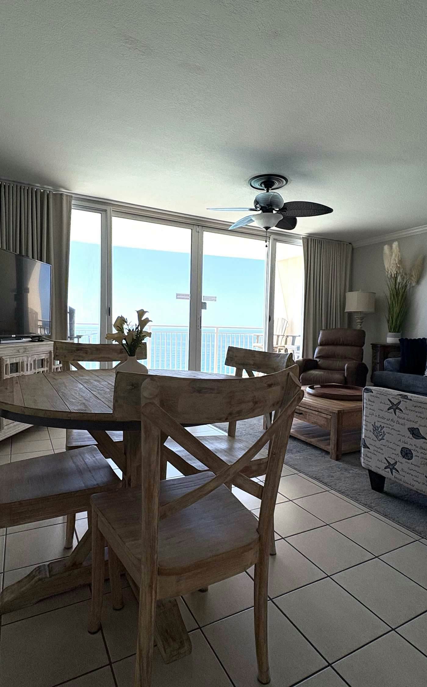 Oceanfront, 23rd floor Condo, Pools, Gym, Wifi