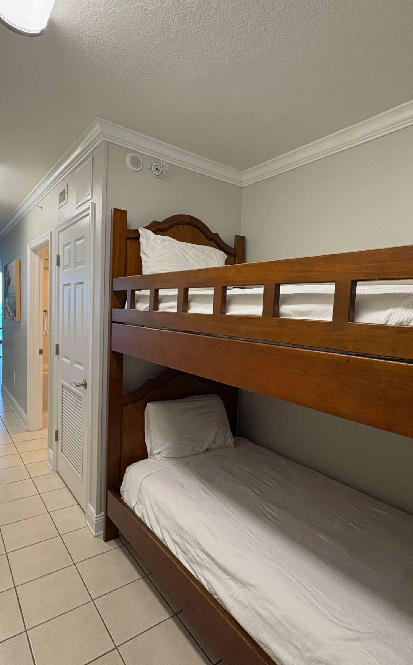 Oceanfront, 23rd floor Condo, Pools, Gym, Wifi