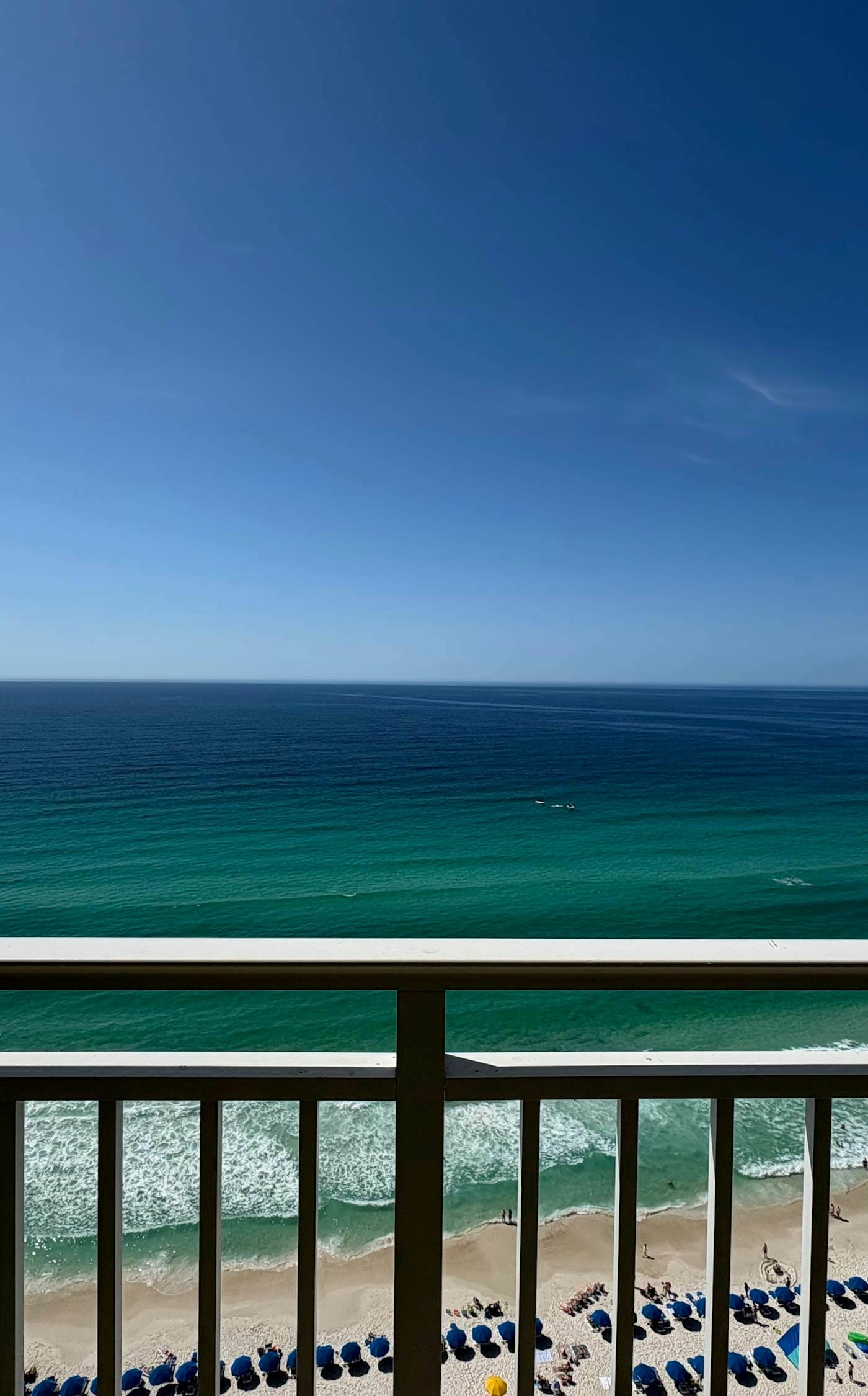 Oceanfront, 23rd floor Condo, Pools, Gym, Wifi