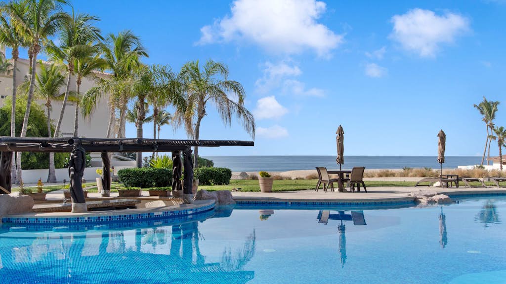 Hidden among the waving lines of the sea shore, and holding a sunbathed spot in the second floor of wonderful Las Mañanitas, a magnificent unit offers the secrets of the tropics in the commodity of luxury.