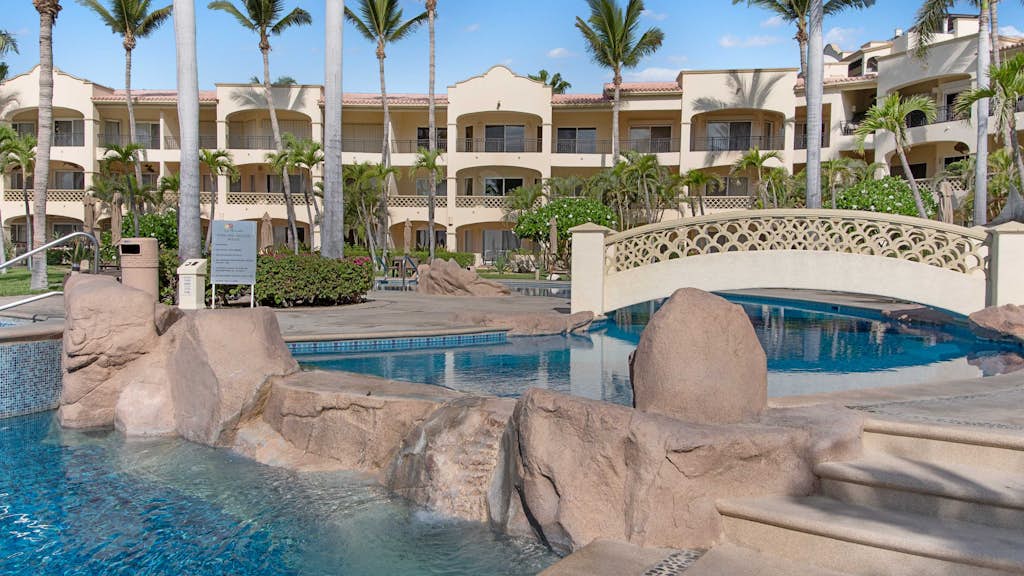 Hidden among the waving lines of the sea shore, and holding a sunbathed spot in the second floor of wonderful Las Mañanitas, a magnificent unit offers the secrets of the tropics in the commodity of luxury.
